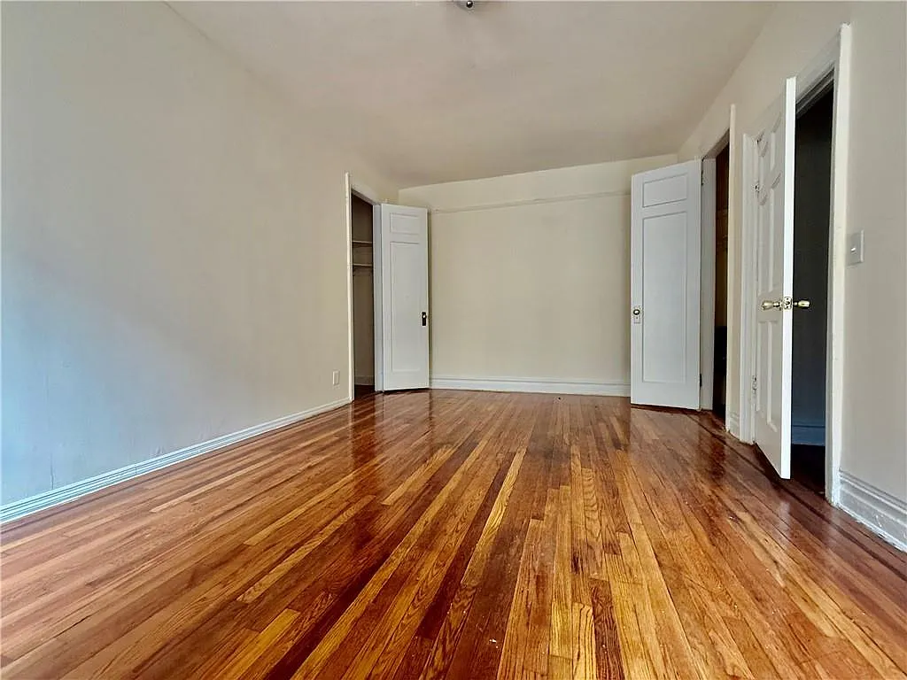 Building Photo - 1402 W 4th St #D16