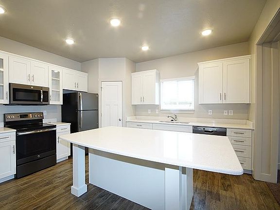Huge Kitchen, Great to gather and make pies.