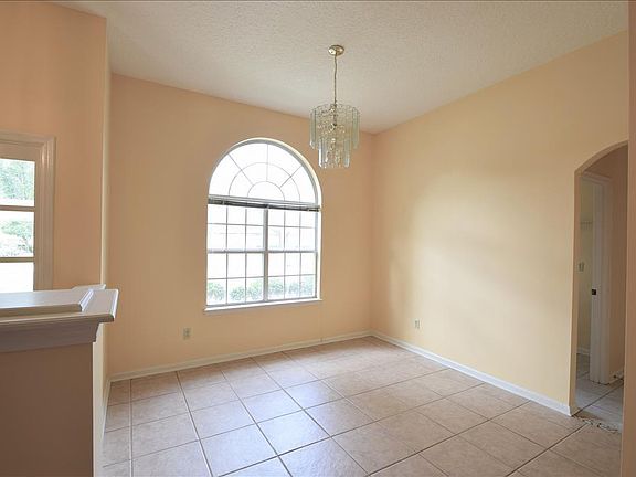 3rd image of 716 Fair Oaks Ln