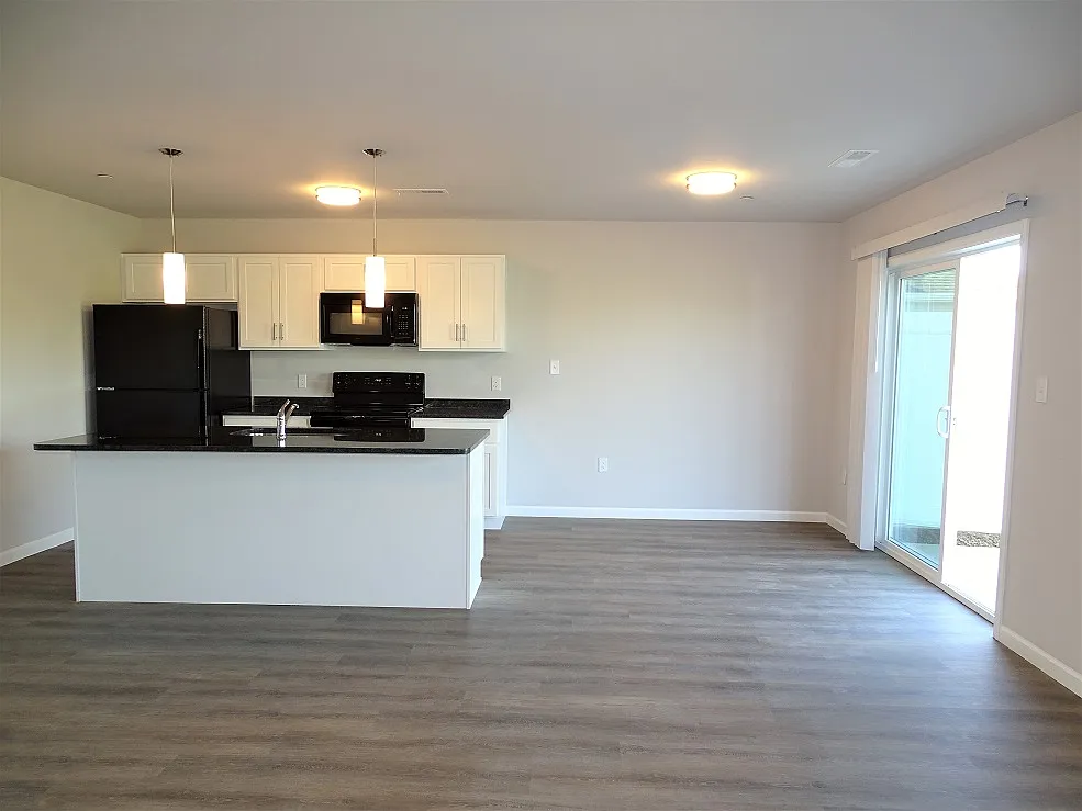 3 bed, 2.5 bath, 1297 sqft, $1,950 — Photo 4