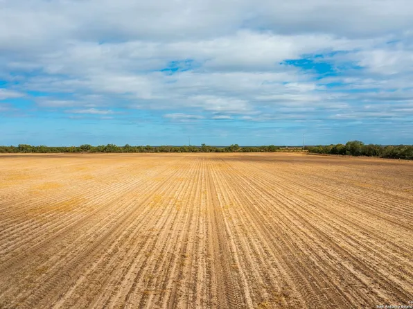 CR 4013 Cr 4017 W, La Pryor, TX 78829