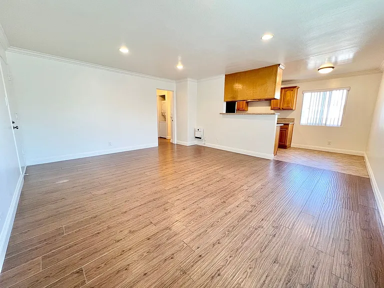Newly Remodeled Lower Level 2 Bedroom 2 Bathroom Spacious Unit — Photo 1