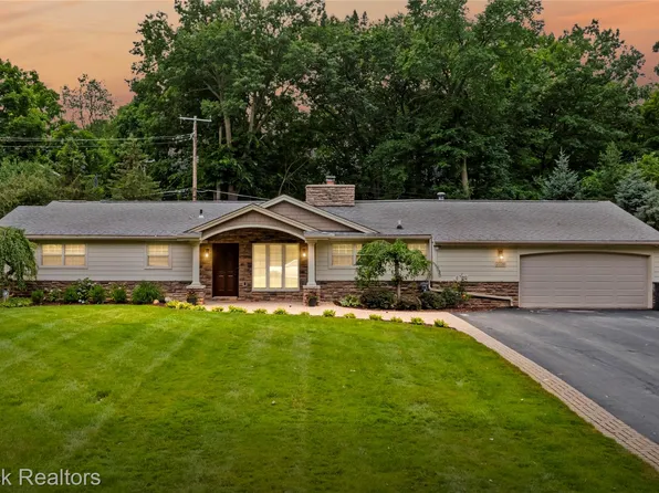 2220 Klingensmith Rd, Bloomfield Hills, MI 48302