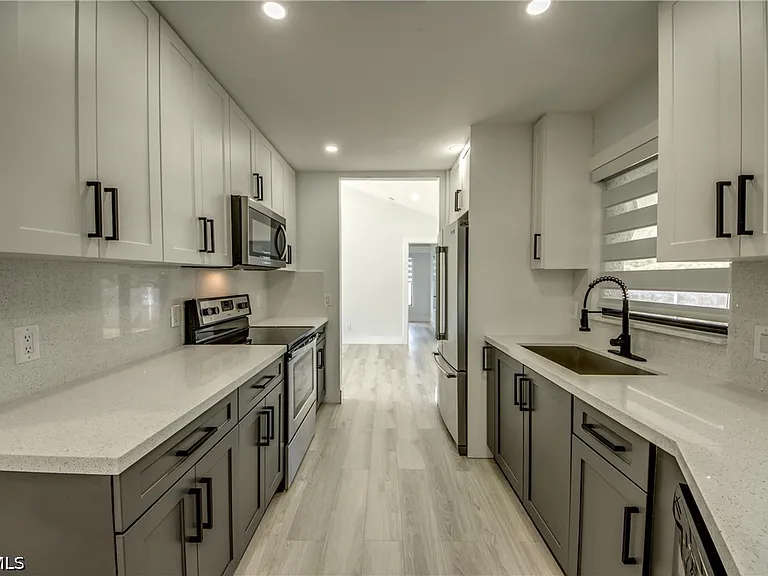 412 NE 17th Pl — Photo 3