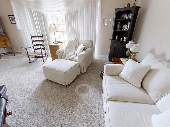 3rd image of 95 Carriage Dr APT 6