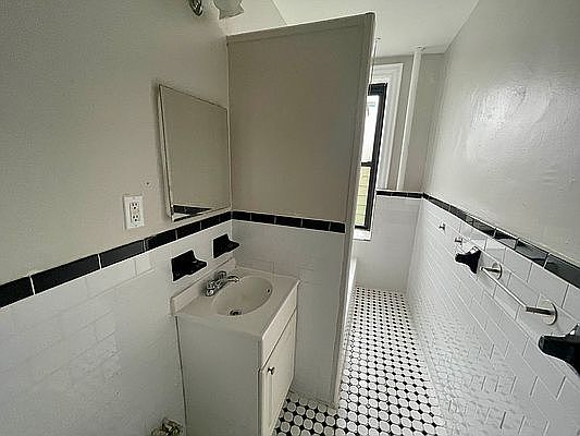 4th image of 674 47th St APT 4D