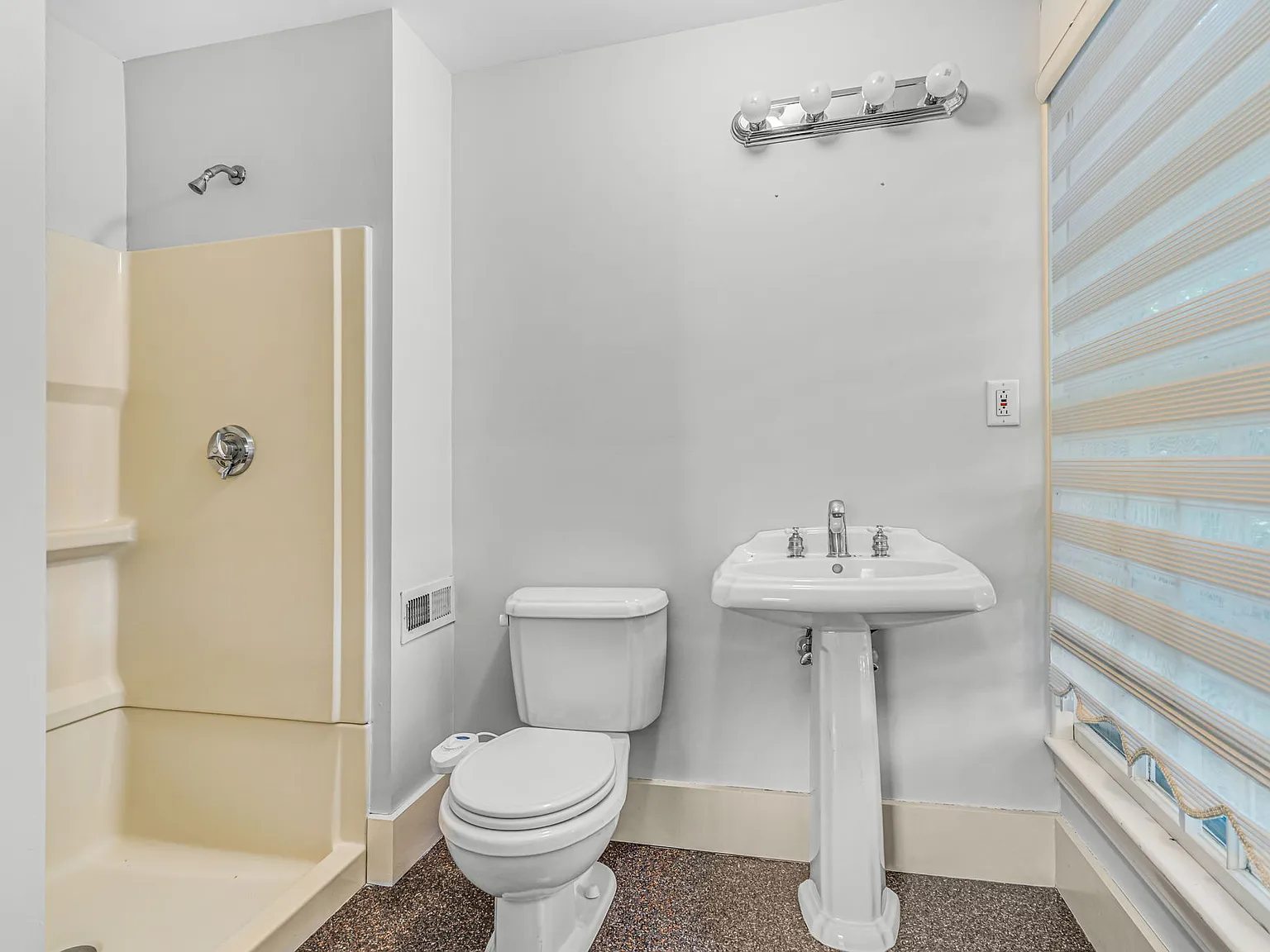 4 bed, 3683 sqft, $5,000 — Photo 4