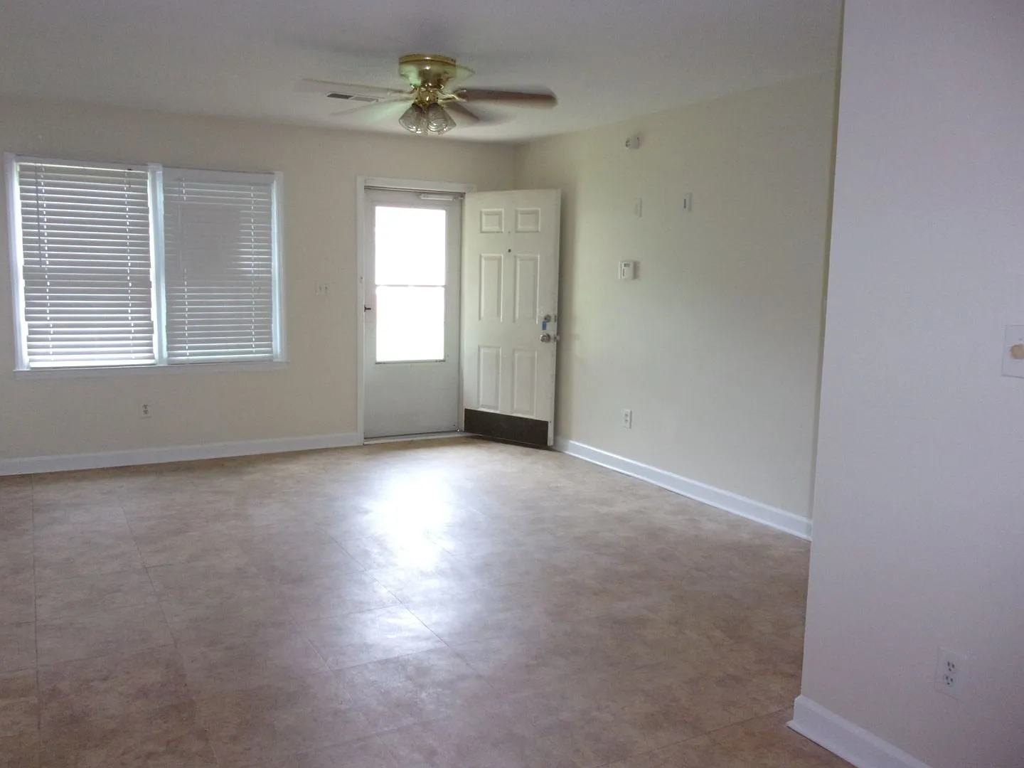 Ground Level Condo Close to Shopping, Dining and Cherry Road — Photo 3