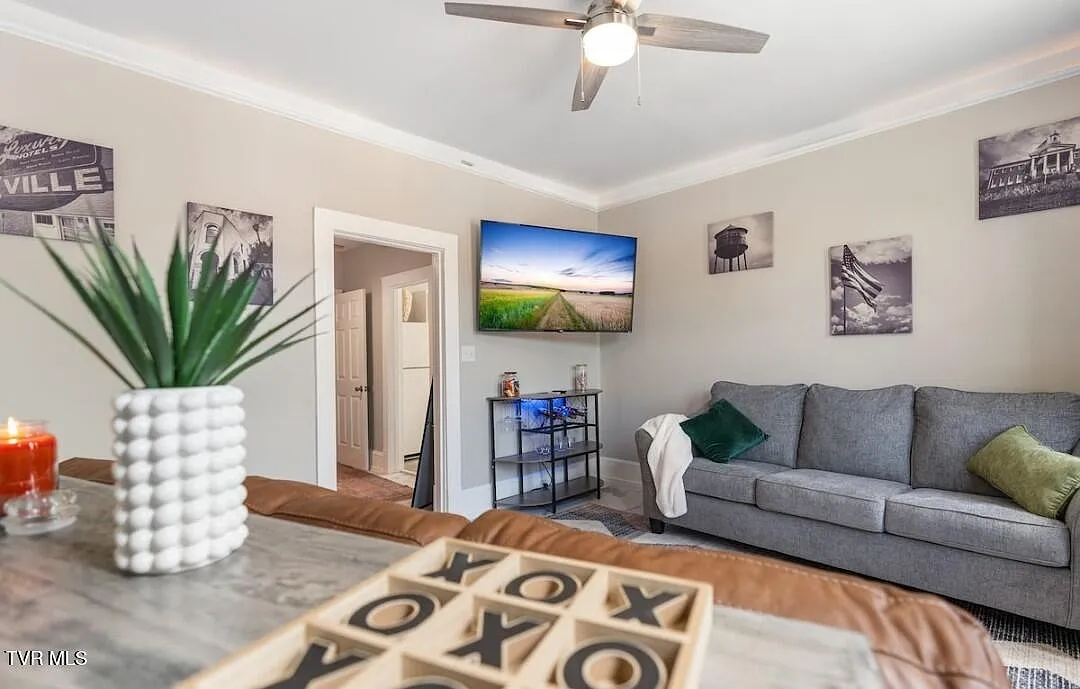 2 bed, 3260 sqft, $2,200 — Photo 4