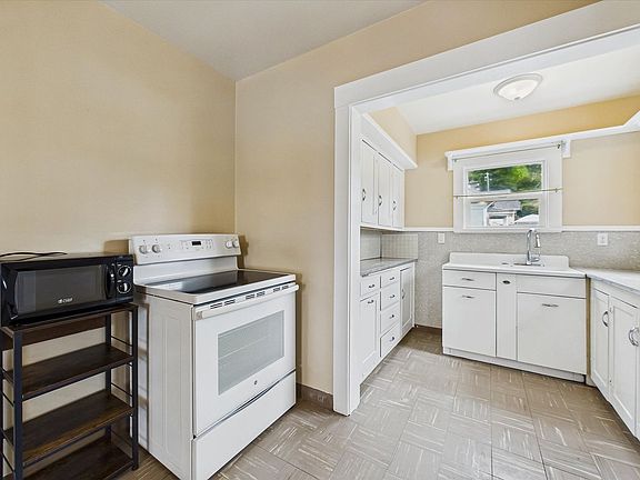 3rd image of 906 11th St