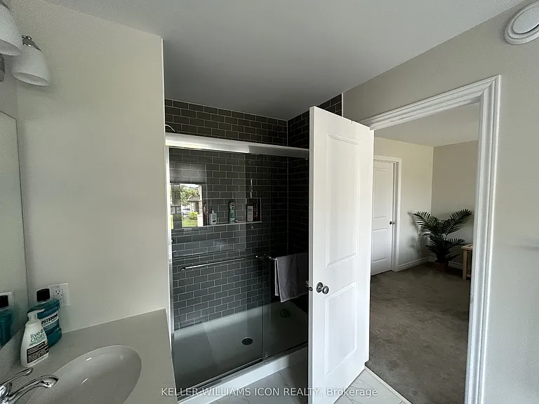 505 Manhattan Ct — Photo 22