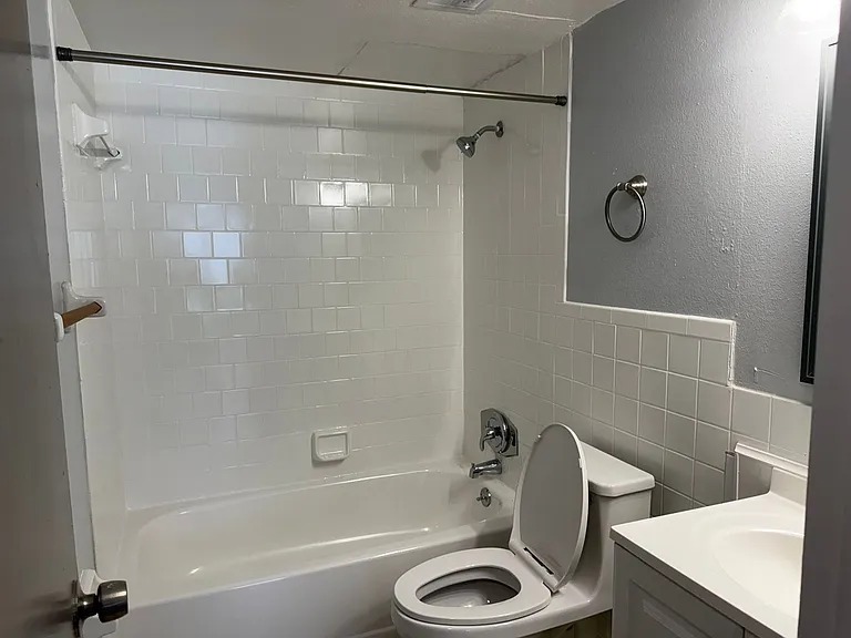 Manatee Bay Apartments — Photo 30