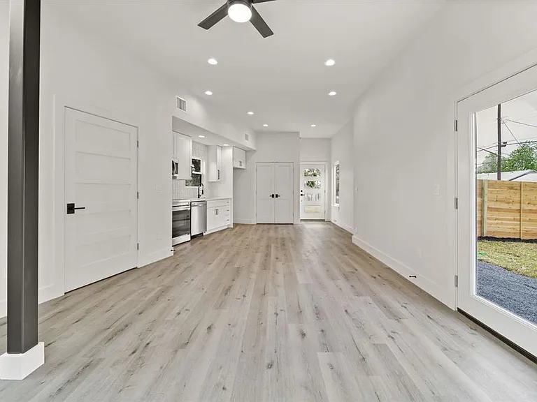 8507 Hathaway Dr #B — Photo 35