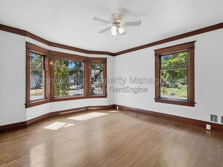 1128 W Spofford Ave — Photo 2