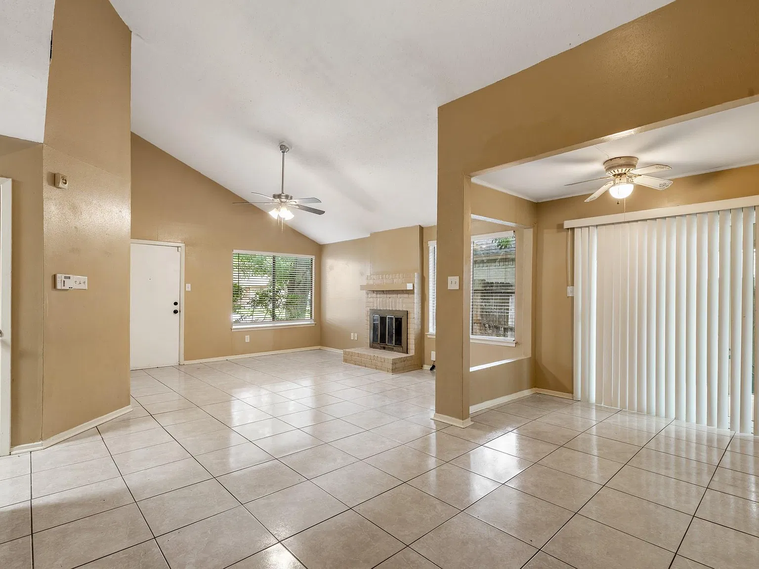 3 bed, 2.0 bath, 1081 sqft, $1,695 — Photo 4