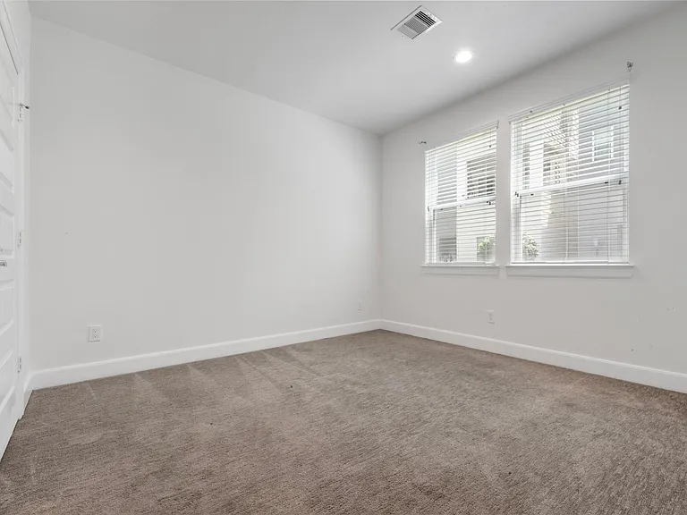 2737 Clinton Dr — Photo 12