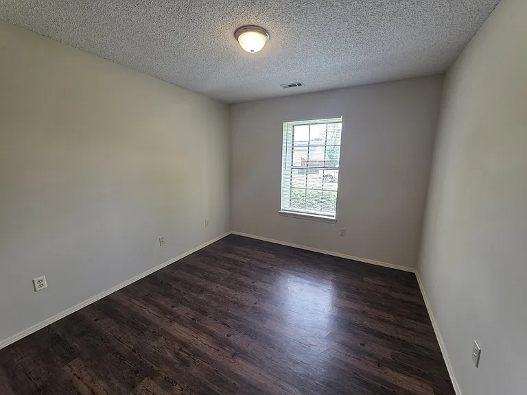 2703 W Beech St — Photo 10