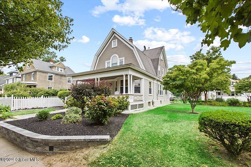 3rd image of 522 Bedford Rd
