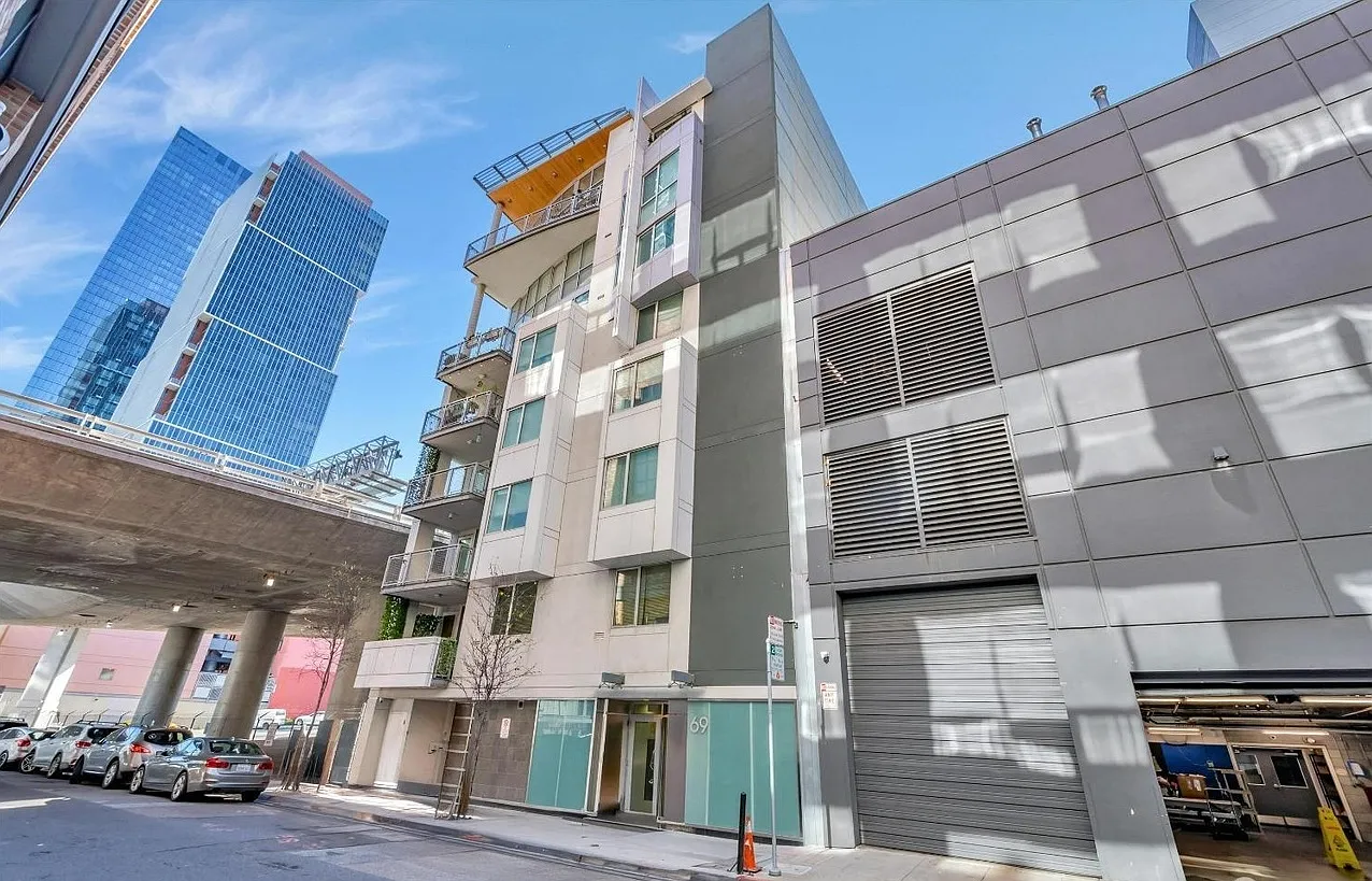 1 bed, 1.5 bath, 886 sqft, $4,950 — Photo 2