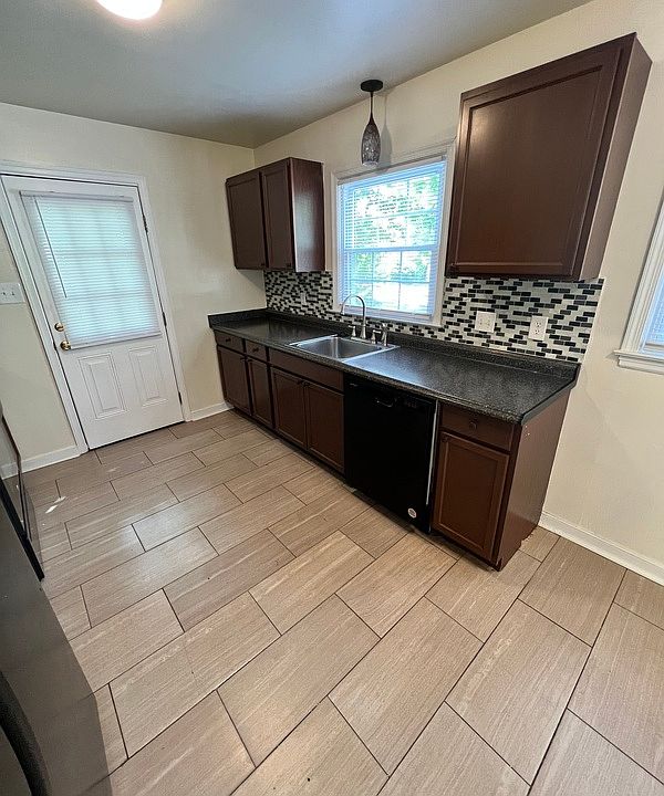 1st image of 1900 Oak Hill Ln