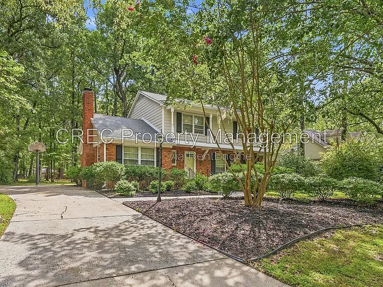 321 Shaftesbury Ln — Photo 3