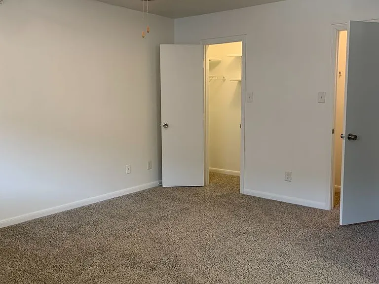 Emerald Cove Apartments — Photo 21