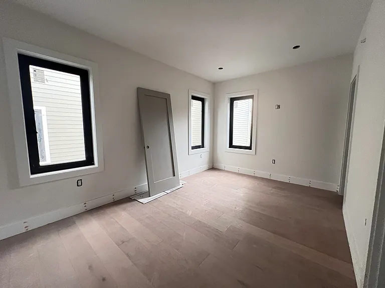 207 W 7th St #301 — Photo 13