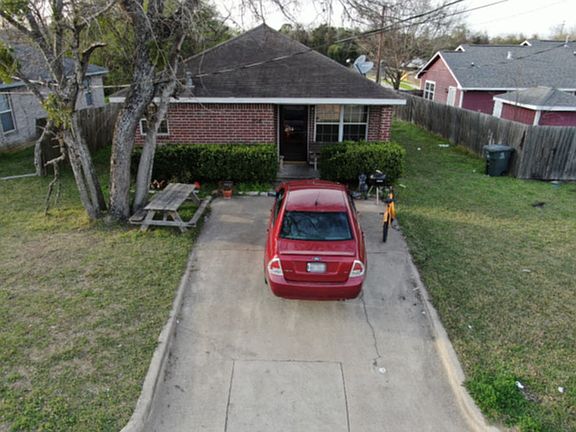 3rd image of 904 E Martin Luther King Jr St