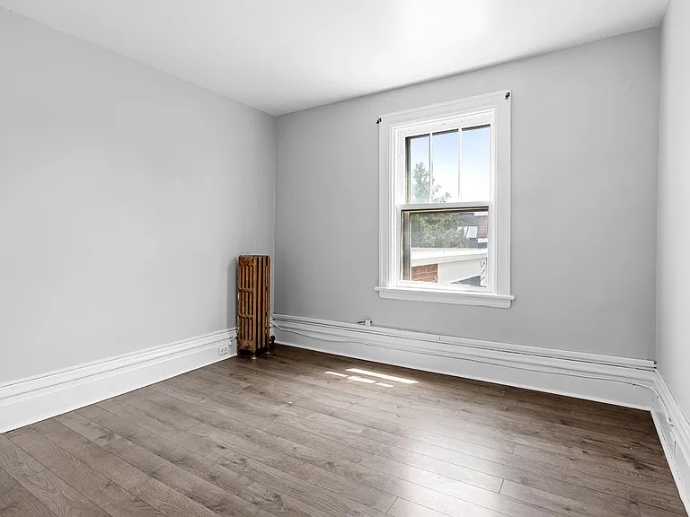 46 Carlyle Ave — Photo 22