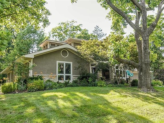 4th image of 580 Lakeshore Dr E