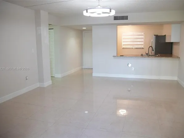 8635 NW 8th St, Miami, FL