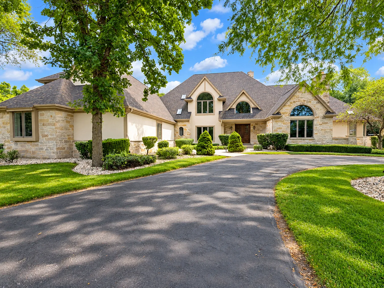 5 bed, 6.5 bath, 8899 sqft, $15,000 — Photo 3