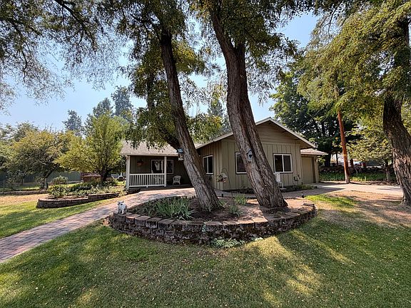2nd image of 2551 NE Ravenwood Dr