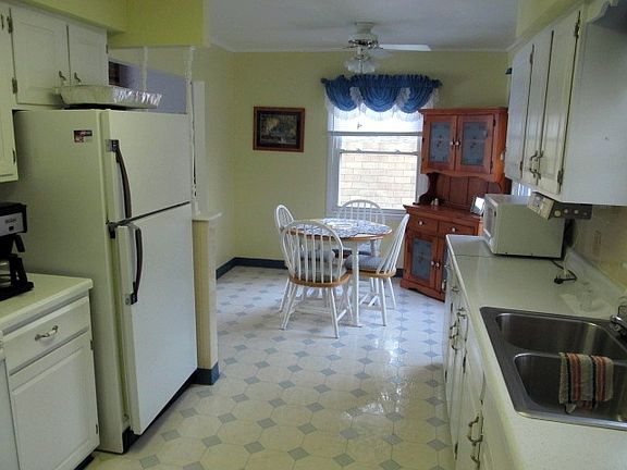 Kitchen w/dinette 10 x 22