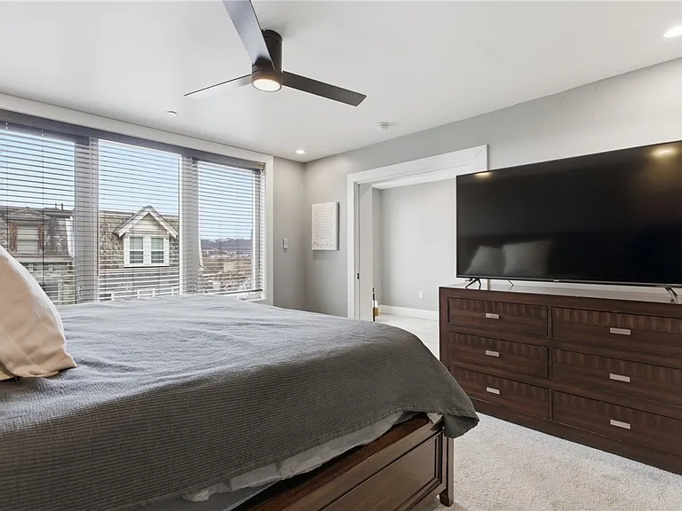240 E Jefferson St — Photo 28