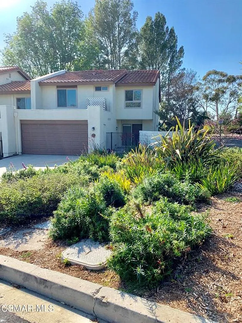 Move in Ready! Sought out Racquet Club Villas — Photo 1