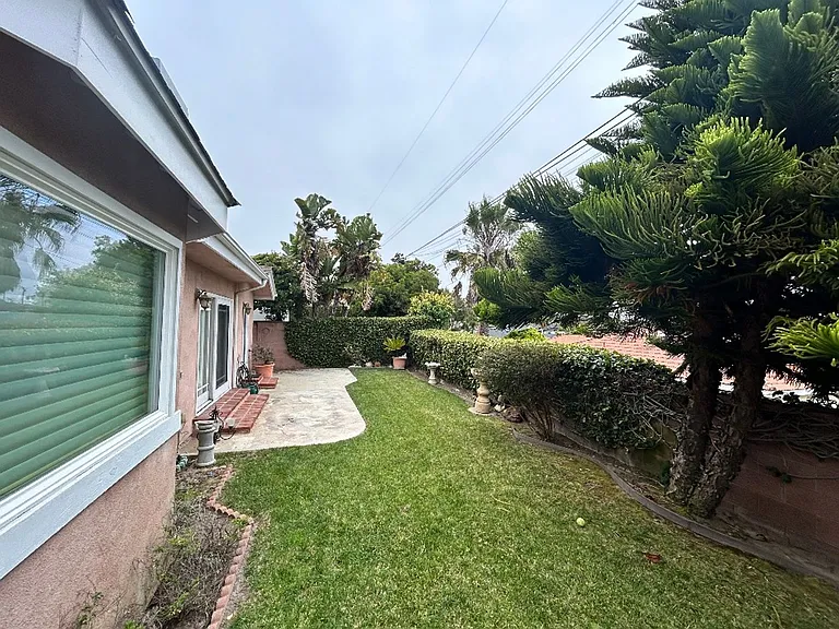 23520 Susana Ave — Photo 17