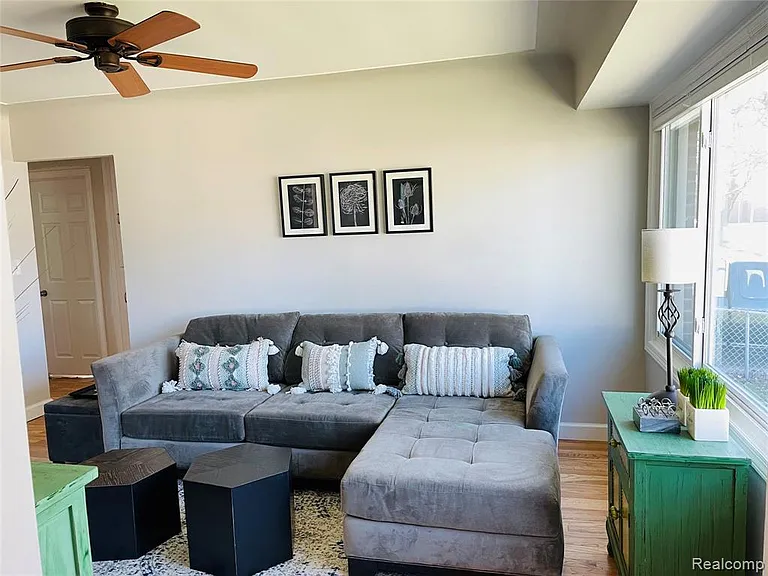 1040 E Maxlow Ave — Photo 5