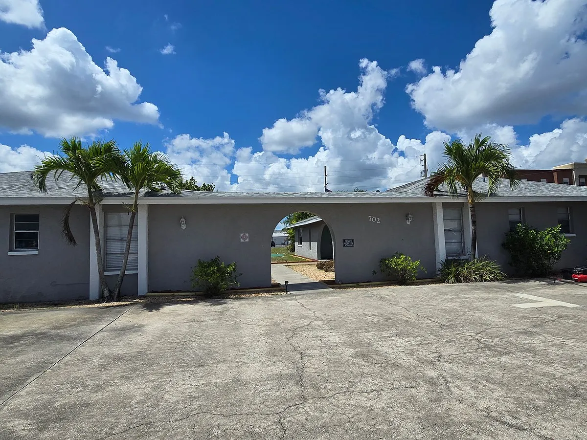 Building Photo - 702 SE 47th St #2