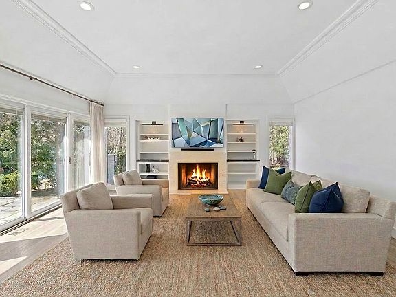 2nd image of 4 Reed Pond Ct