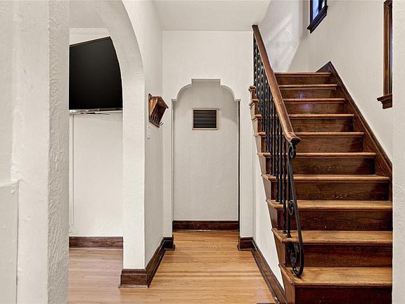 3rd image of 3123 Gurney Ave