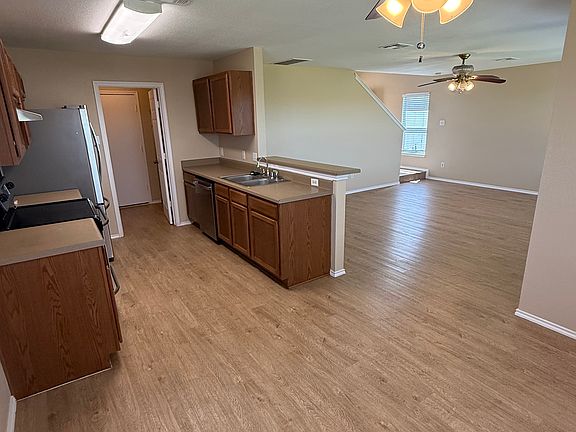 5th image of 225 Hyltin St