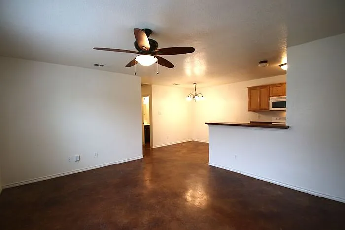 3 bed, 2.0 bath, 1100 sqft, $1,650 — Photo 2