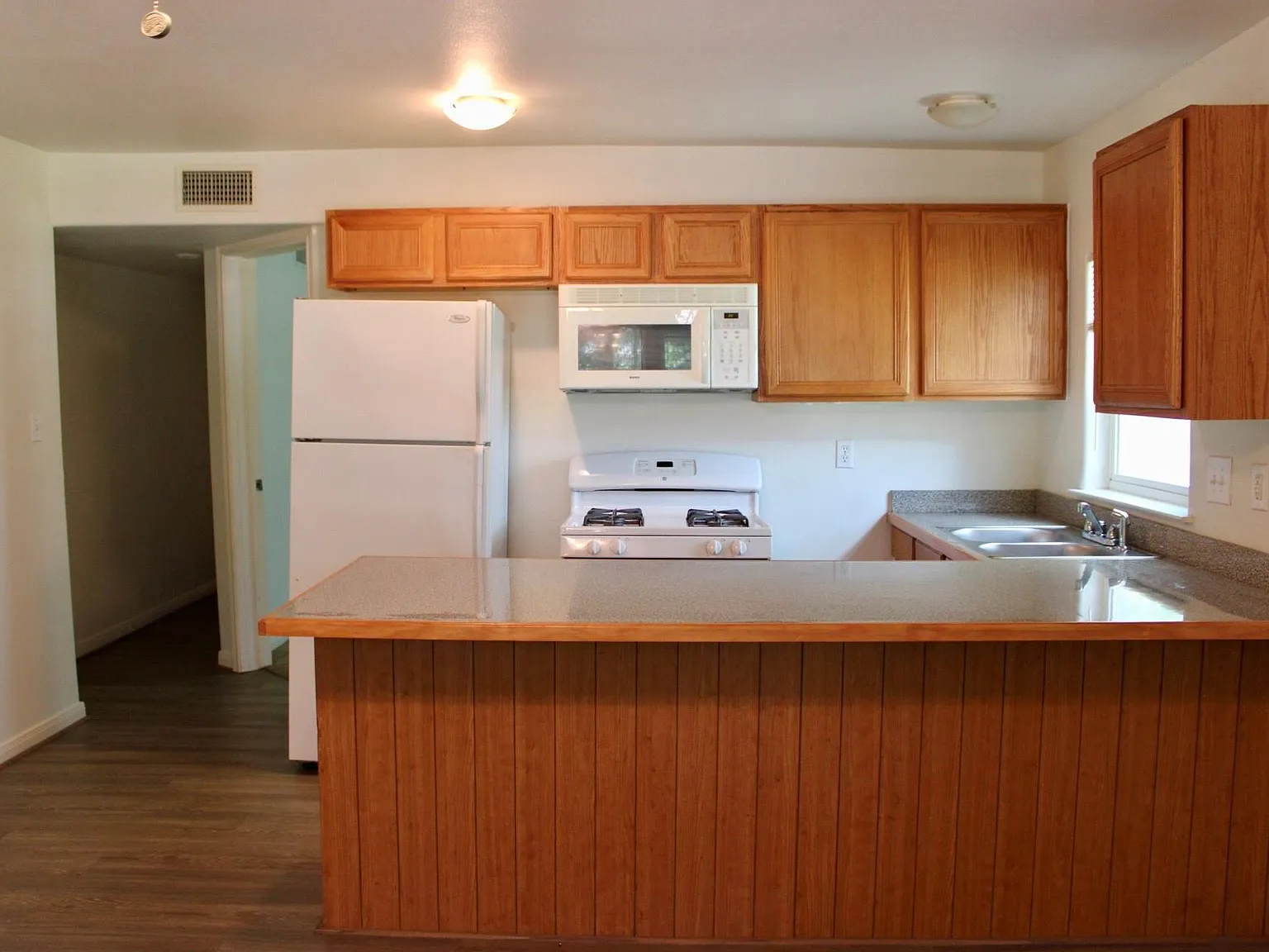 2 bed, 1.0 bath, 736 sqft, $975 — Photo 3