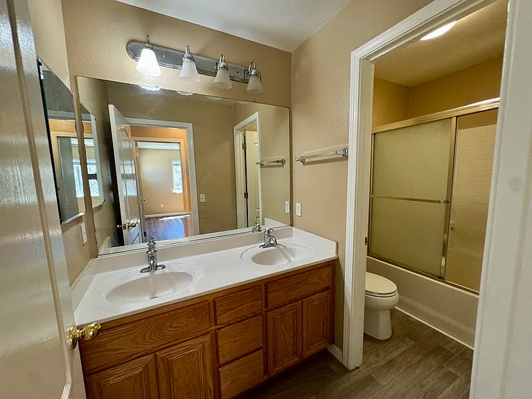 shared bathroom (upstairs)