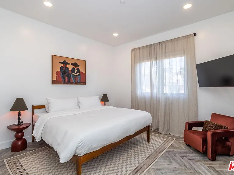 137 N Doheny Dr #4 — Photo 33
