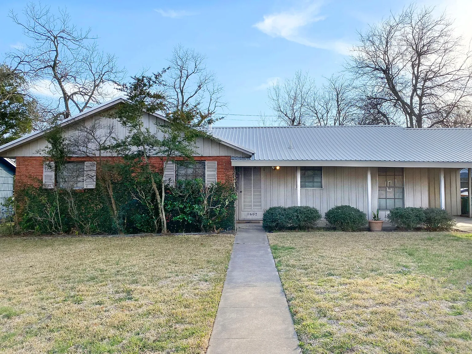 3 bed, 1177 sqft, $2,300 — Photo 1