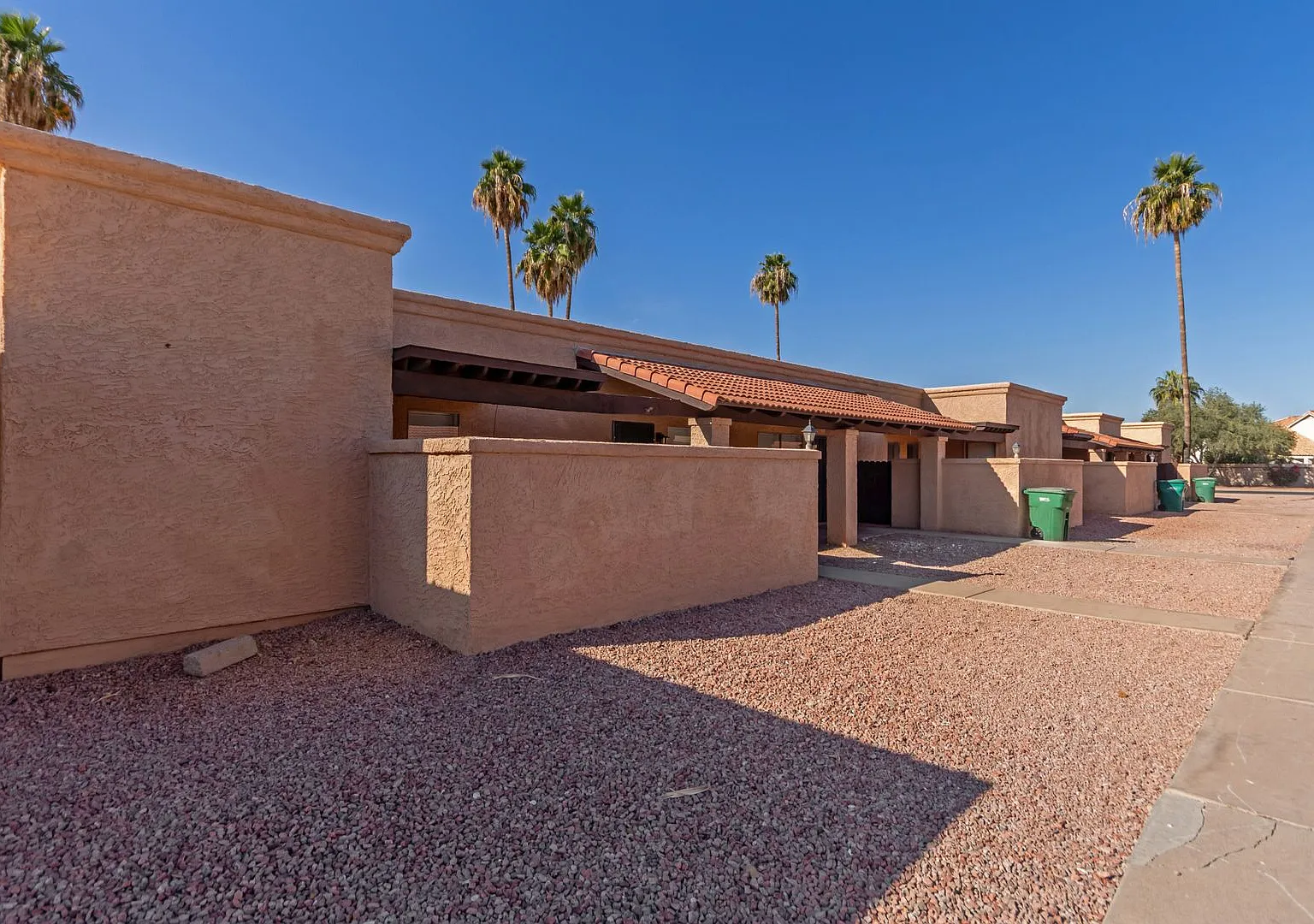 615 N Arrowhead Dr — Photo 2