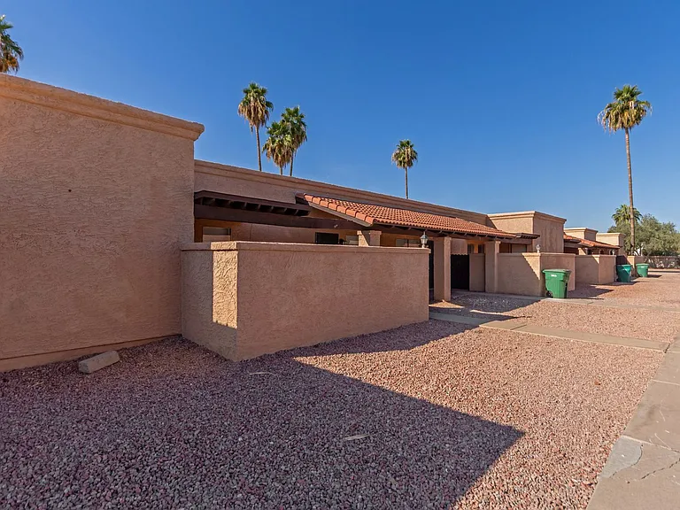615 N Arrowhead Dr — Photo 2
