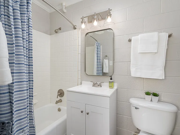 One Bedroom Across From Walking & Biking Trails in Fisher Park - Water & Parking Included — Photo 28